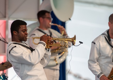 MU3 Sampson-Davis performs for WWII Veterans