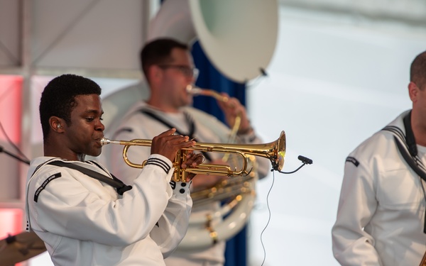 MU3 Sampson-Davis performs for WWII Veterans