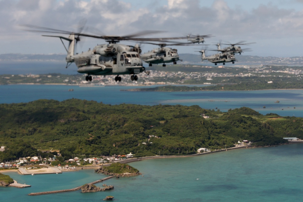 Marines with MWSS-172, HMH-462 fly in formation