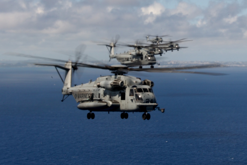 Marines with MWSS-172, HMH-462 fly in formation