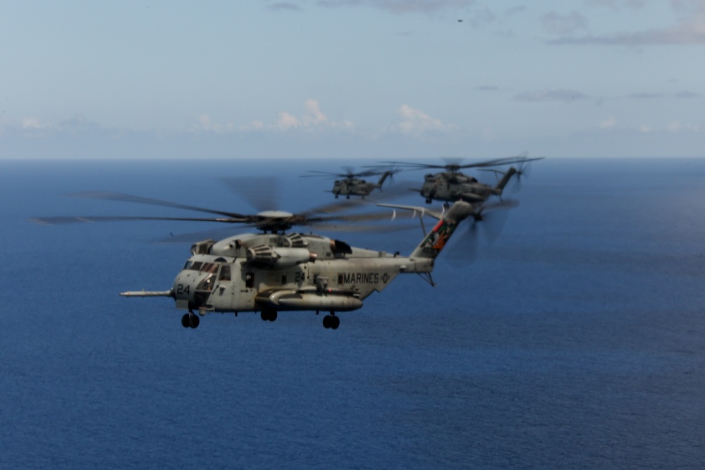 Marines with MWSS-172, HMH-462 fly in formation