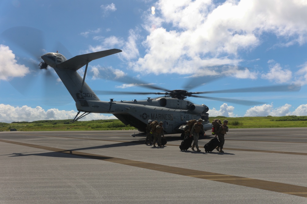 Marines with MWSS-172, HMH-462 fly in formation