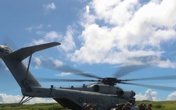 Marines with MWSS-172, HMH-462 fly in formation