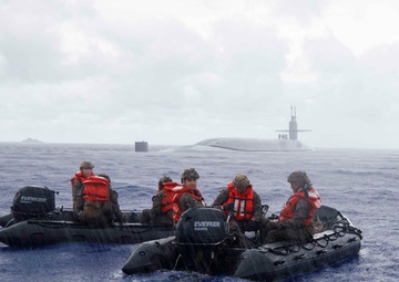 3rd Reconnaissance Battalion, 3rd Marine Division conducts Combat Rubber Reconnaissance Craft training with USS Ohio (SSGN 726)