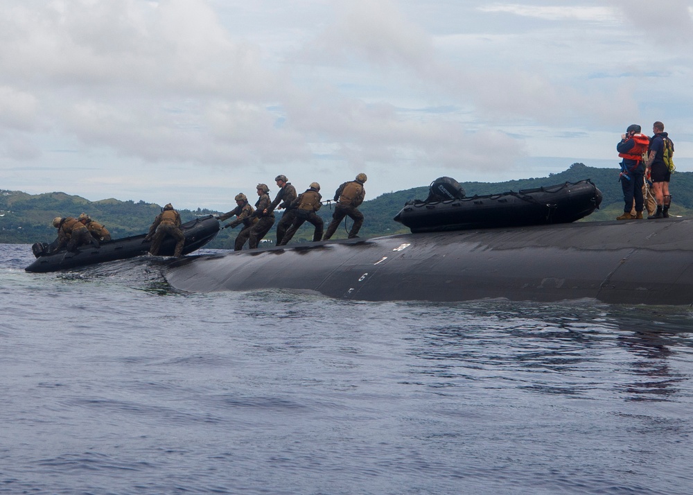 3rd Reconnaissance Battalion, 3rd Marine Division conducts Combat Rubber Reconnaissance Craft training with USS Ohio (SSGN 726)