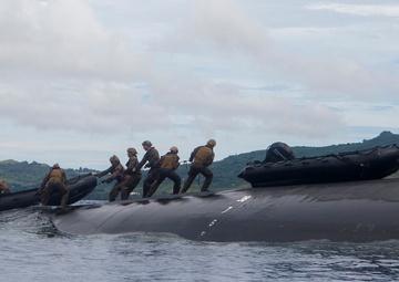 3rd Reconnaissance Battalion, 3rd Marine Division conducts Combat Rubber Reconnaissance Craft training with USS Ohio (SSGN 726)