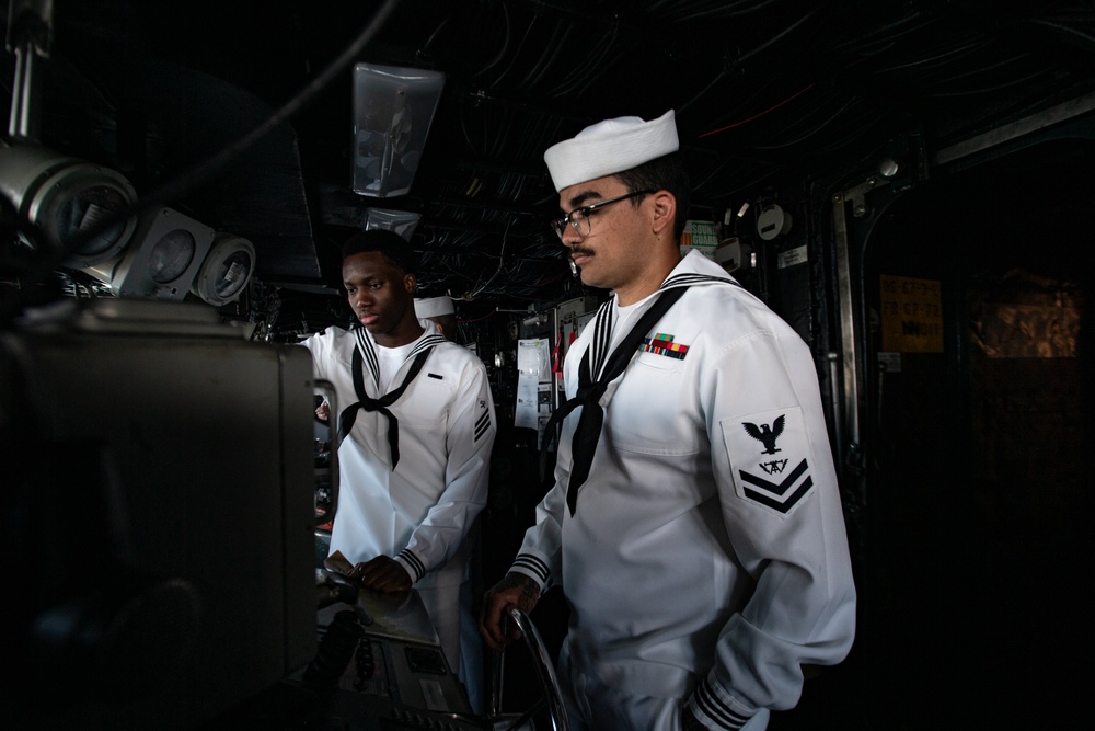 USS America (LHA 6) Arrives in Hawaii