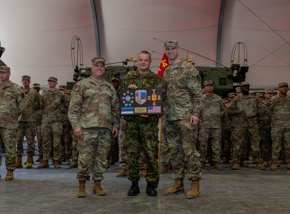 U.S. Army Colonels give a gift to Estonian Defense Forces Colonel