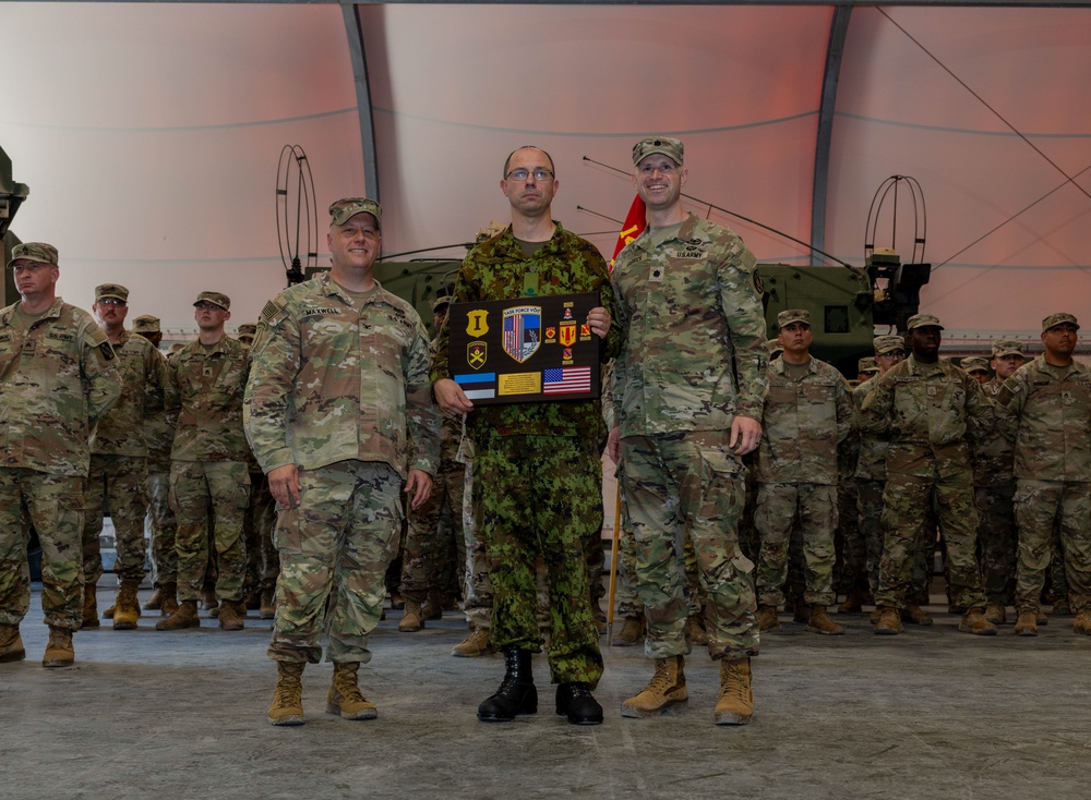 U.S. Army Colonels give a gift to Estonian Defense Forces Major