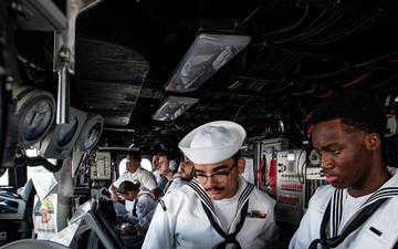 USS America (LHA 6) Arrives in Hawaii