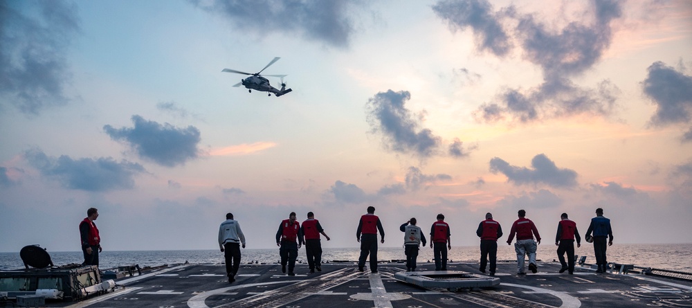 USS Dewey (DDG 105) Conducts Evening Flight Operations