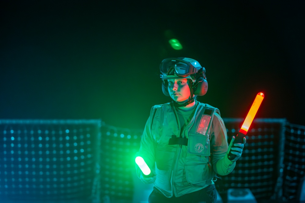 USS Dewey (DDG 105) Conducts Evening Flight Operations
