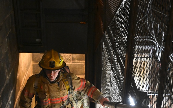 D.C. National Guardsmen join U.S. Park Police for 9/11 memorial stair climb at Washington Monument