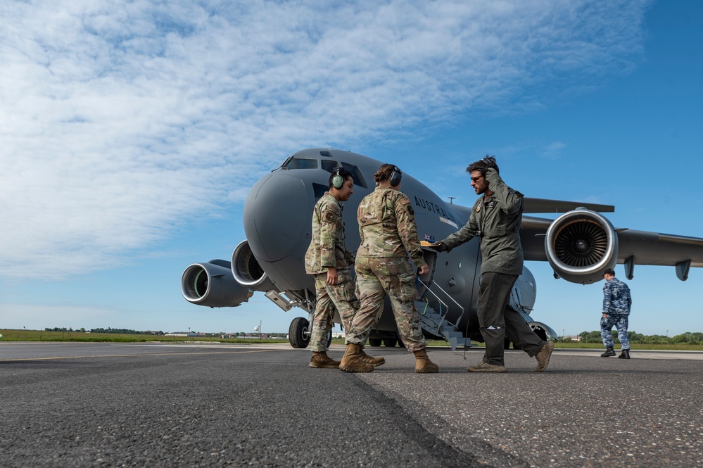 305th AMXS provides maintenance to RAAF C-17 during recent stop at JBMDL