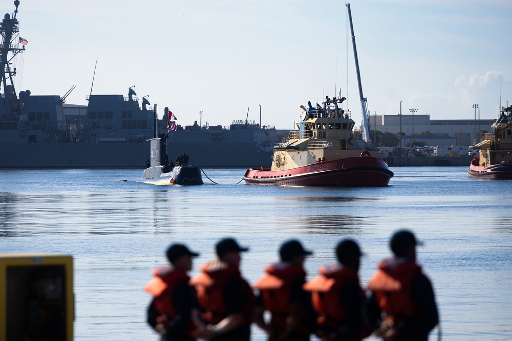 The BAP Pisagua (SS-33) Arrives at Naval Station Mayport Ahead of UNITAS 2025