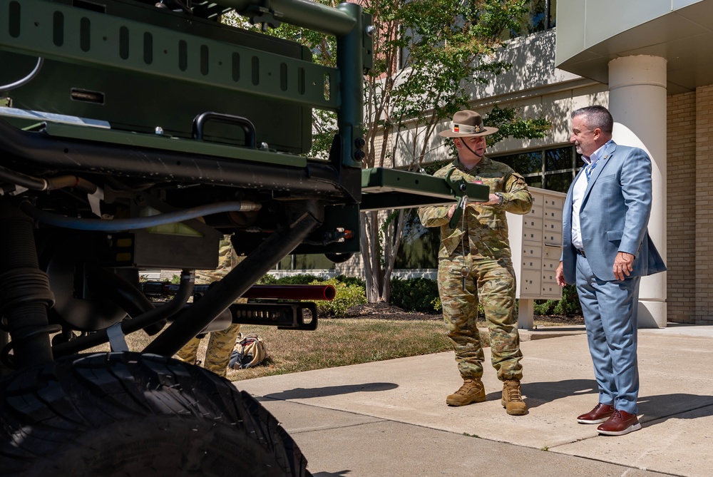 Australian Army Brigadier Sean Parkes Visits MCWL