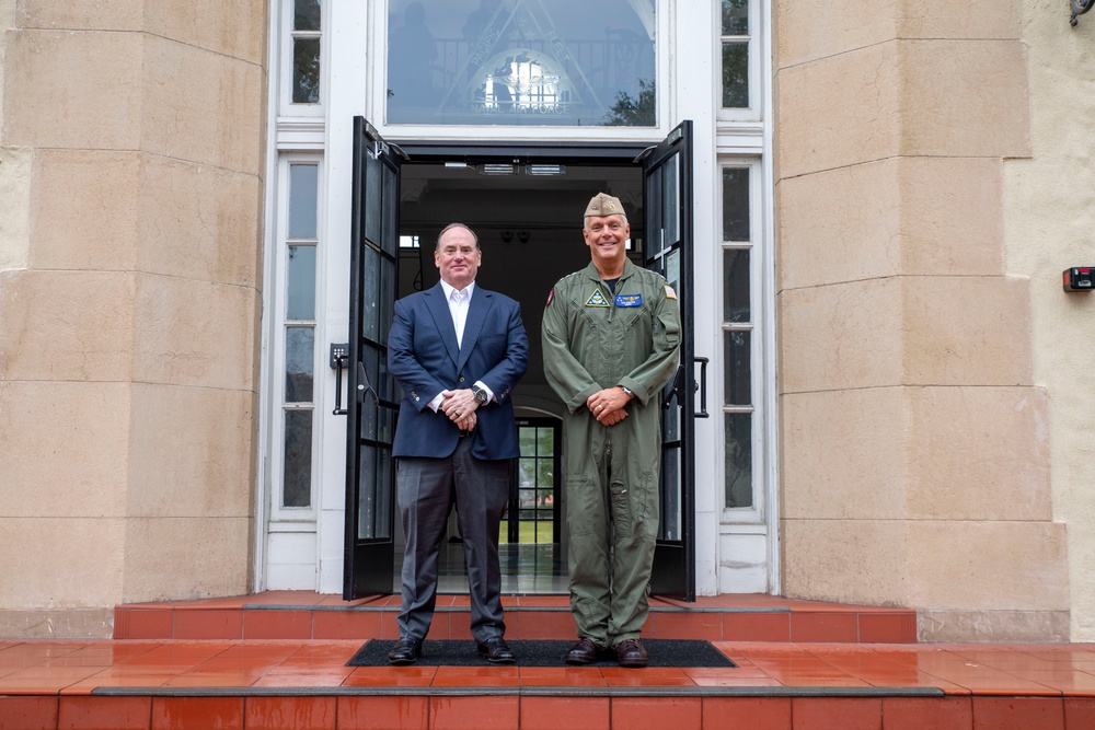 Secretary of the Navy visits Commander, Naval Air Forces Secretary of the Navy visits Commander, Naval Air Forces