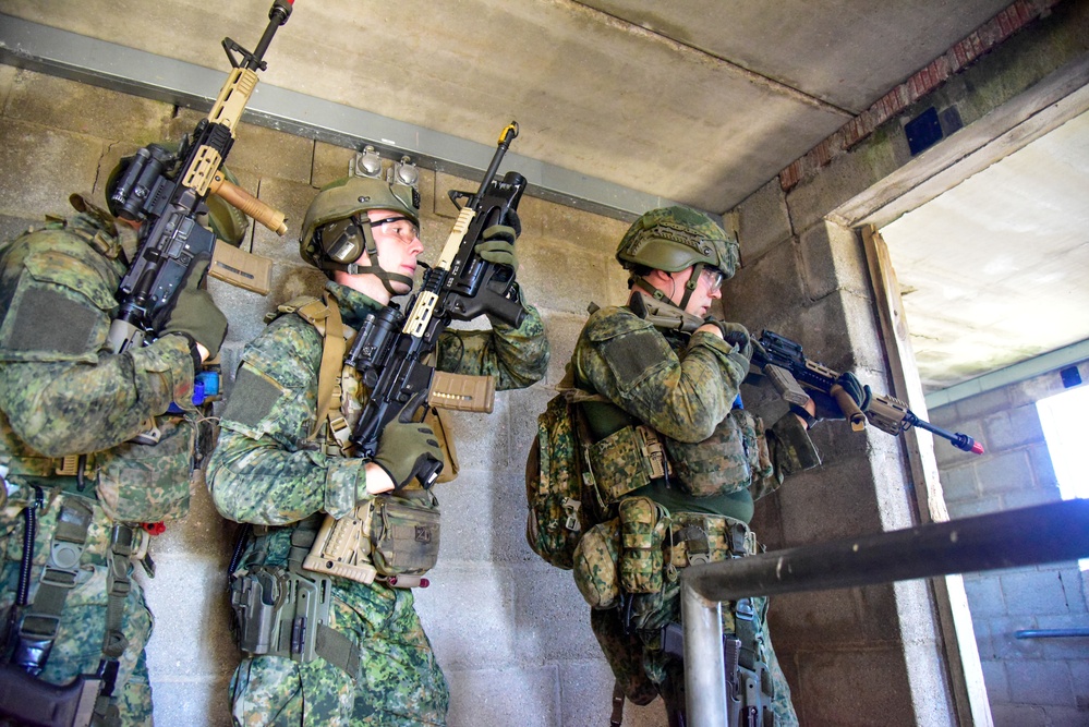 Netherlands Marine Corps Trains in GTA
