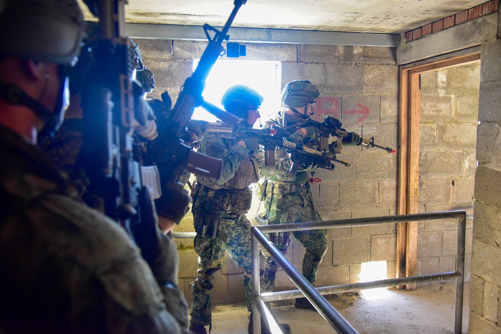 Netherlands Marine Corps Trains in GTA