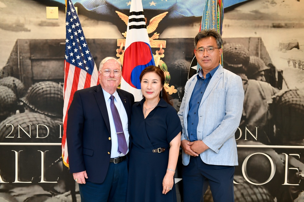 2ID recognizes Museum Director as he departs Korea after 50 years of service