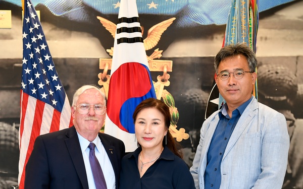 2ID recognizes Museum Director as he departs Korea after 50 years of service