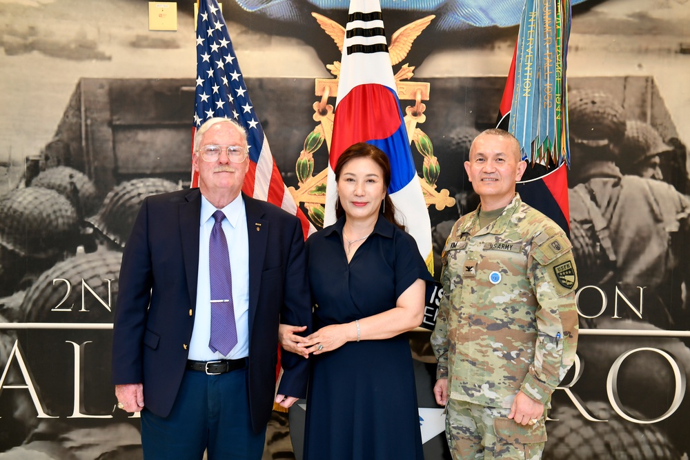 2ID recognizes Museum Director as he departs Korea after 50 years of service