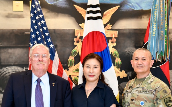 2ID recognizes Museum Director as he departs Korea after 50 years of service