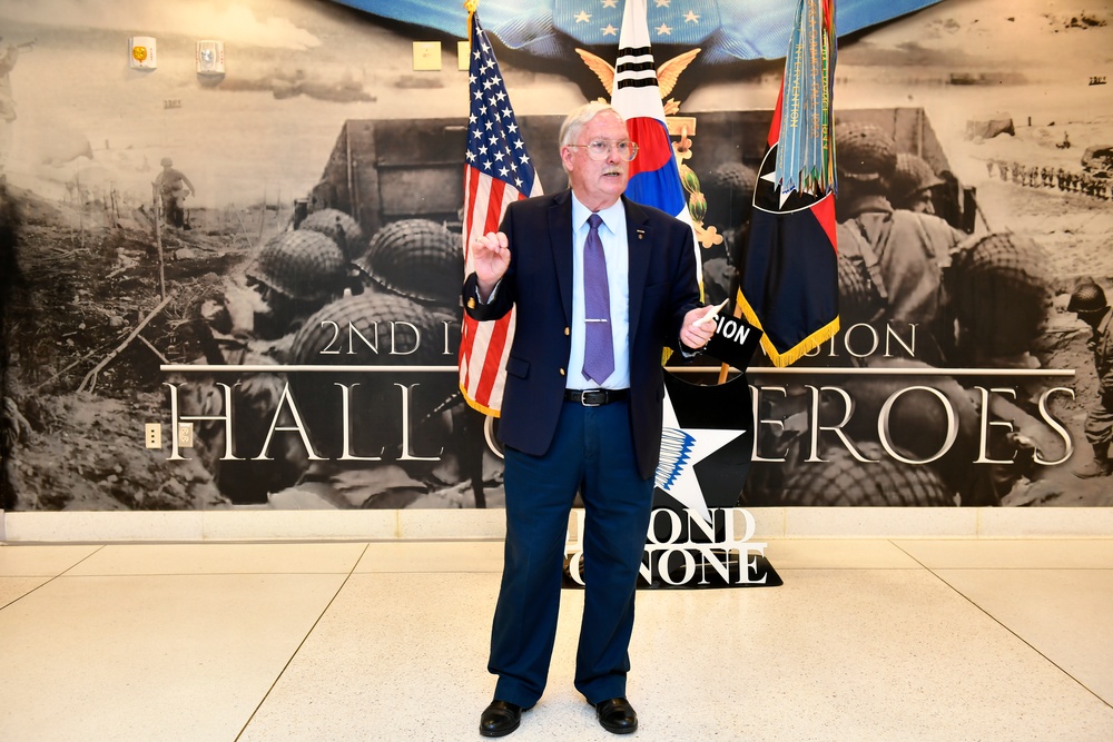 2ID recognizes Museum Director as he departs Korea after 50 years of service