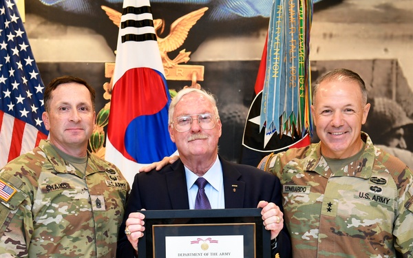 2ID recognizes Museum Director as he departs Korea after 50 years of service