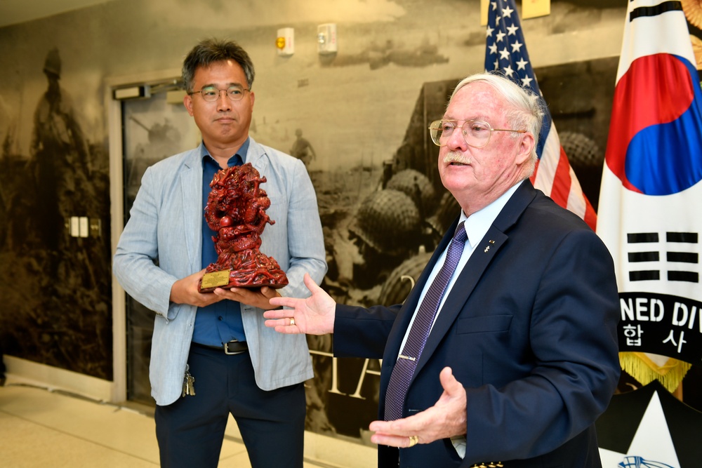 2ID recognizes Museum Director as he departs Korea after 50 years of service