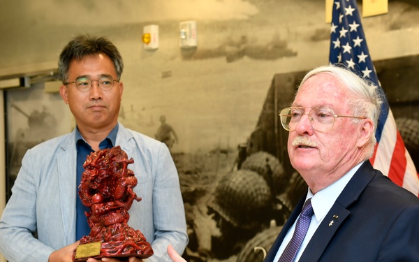 2ID recognizes Museum Director as he departs Korea after 50 years of service
