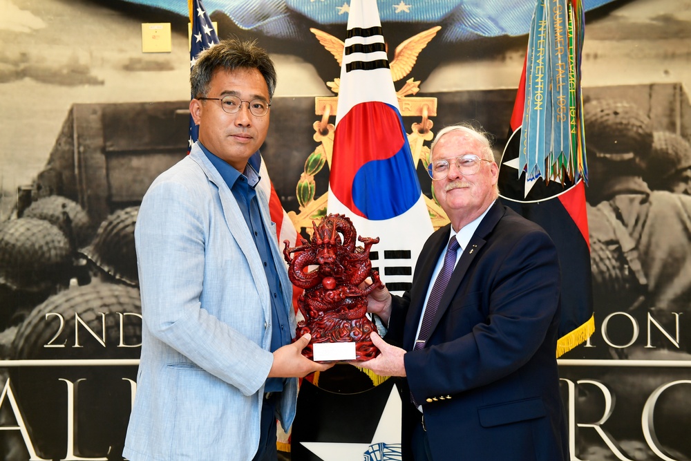 2ID recognizes Museum Director as he departs Korea after 50 years of service