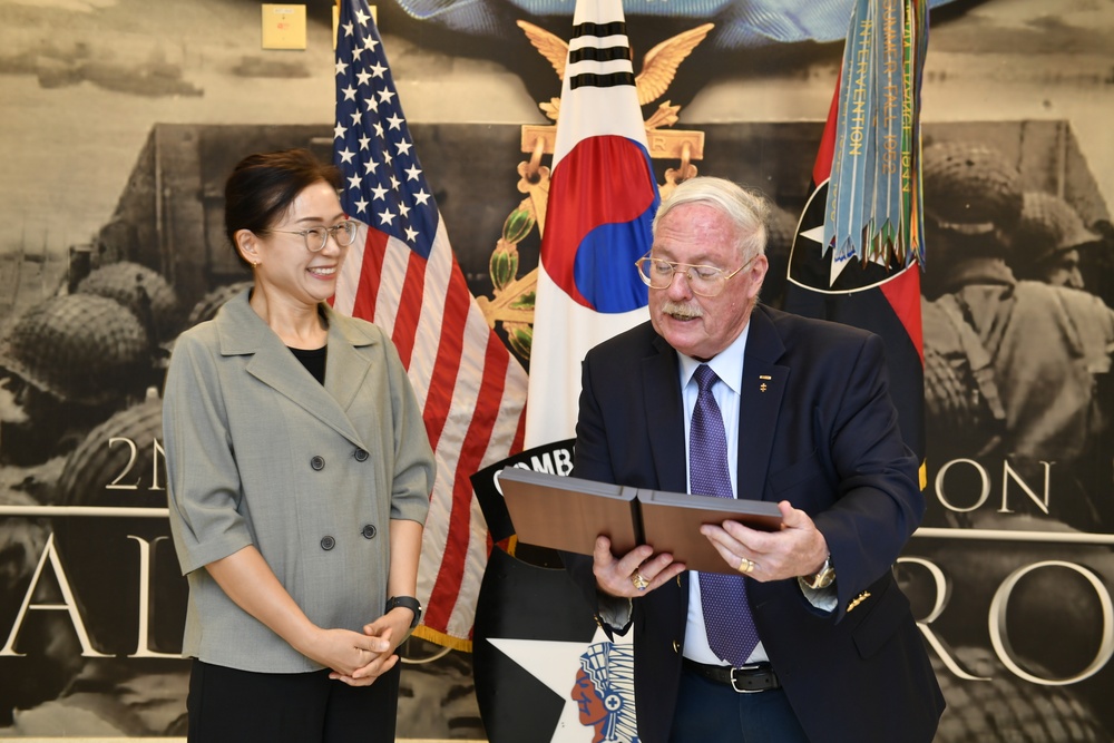 2ID recognizes Museum Director as he departs Korea after 50 years of service