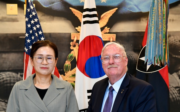 2ID recognizes Museum Director as he departs Korea after 50 years of service