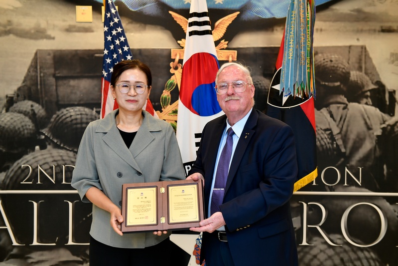 2ID recognizes Museum Director as he departs Korea after 50 years of service