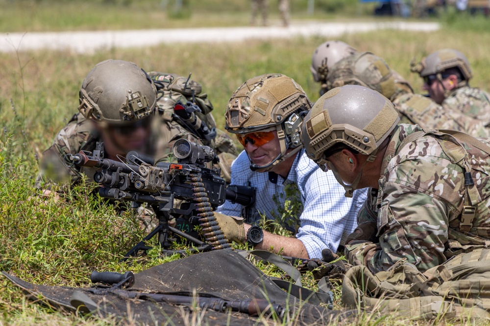 ASW (SOLIC) Visits 7th Special Forces Group (Airborne)