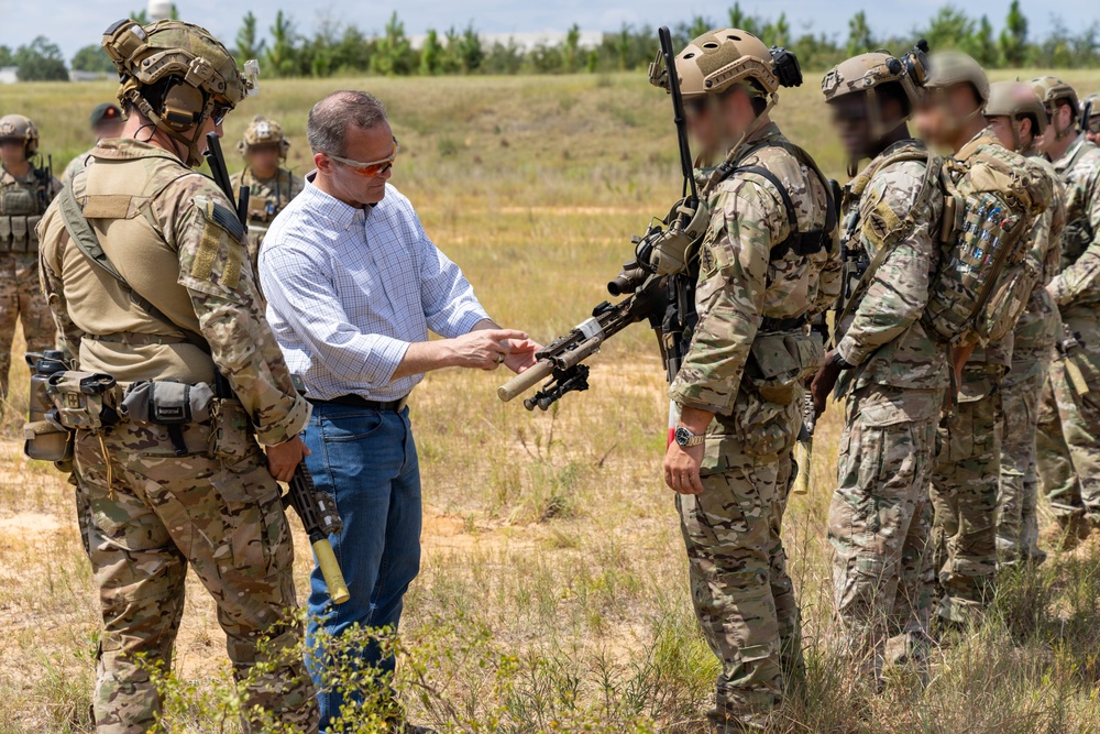 ASW (SOLIC) Visits 7th Special Forces Group (Airborne)