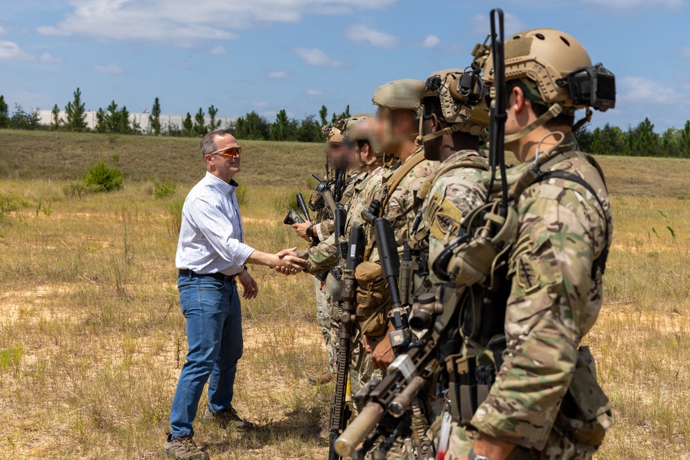 ASW (SOLIC) Visits 7th Special Forces Group (Airborne)
