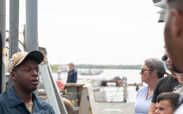 USS Decatur Hosts WWII 80th Anniversary Commemoration Tours for Oahu Community