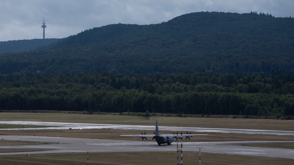 C-130J, C-17 aircraft execute rapid rotations