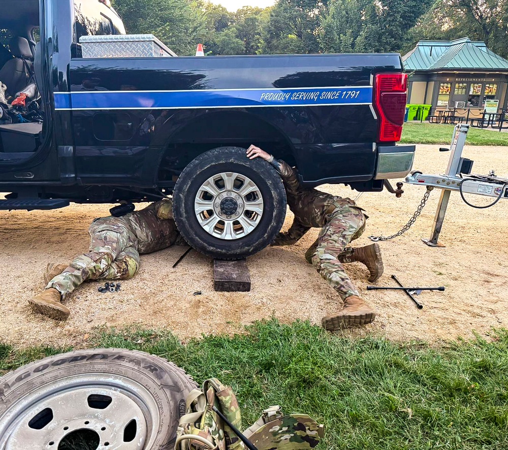 U.S. Soldiers with the 112th Military Police Battalion, MS National Guard, Assist U.S. Park Police