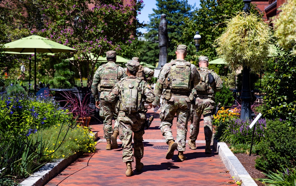 U.S. Soldiers with the 112th Military Police Battalion, MS National Guard, Conduct a Presence Patrol at the National Mall