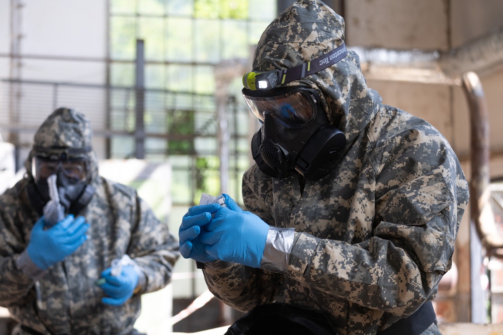 101st Airborne Division (Air Assault) Conducts Live Chemical Agent Training with Slovak Armed Forces
