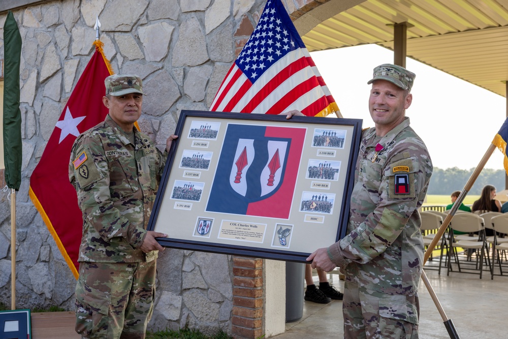 Going-Away Gift Presented to Outgoing Commander