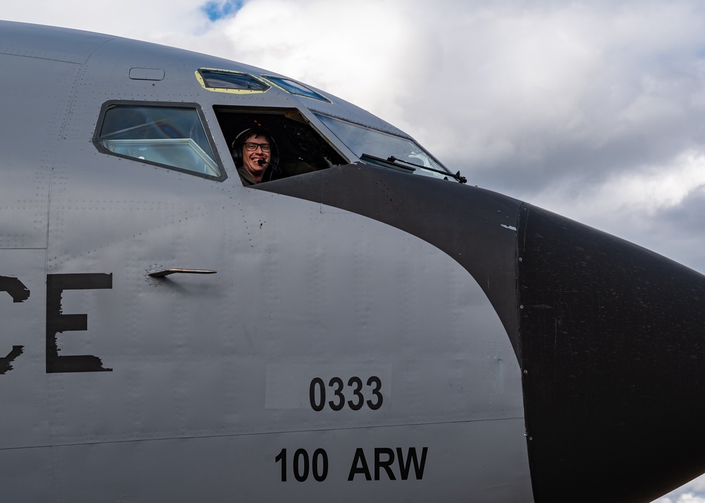 100th ARW refuels 48th FW