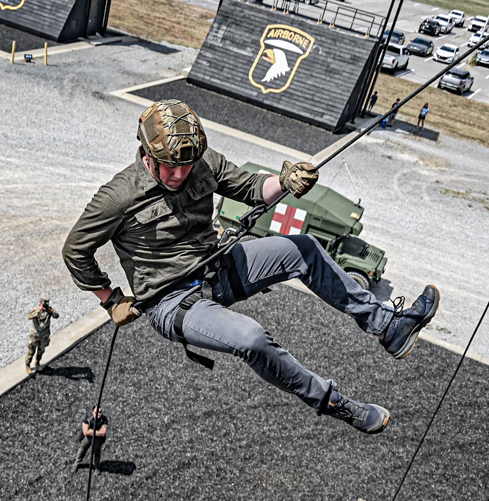 SECARMY Visits 101st Airborne Division (Air Assault) and Fort Campbell, Kentucky