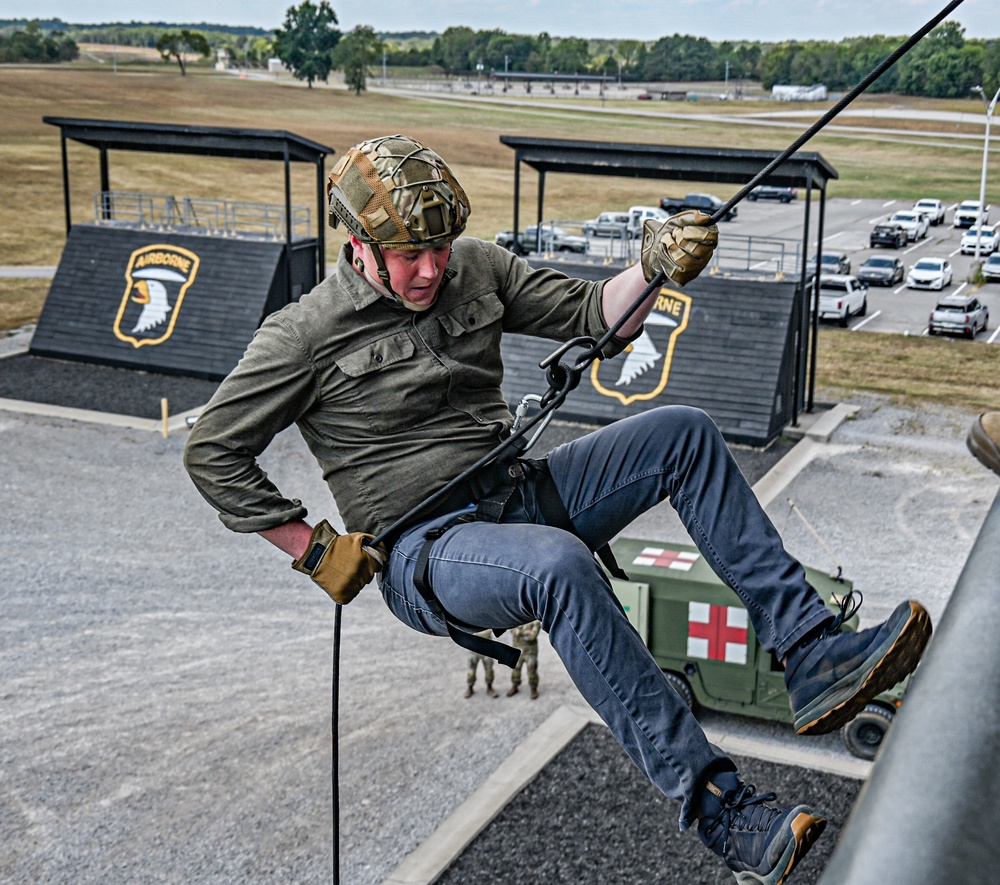 SECARMY Visits 101st Airborne Division (Air Assault) and Fort Campbell, Kentucky