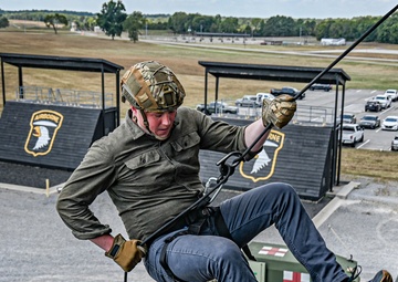 SECARMY Visits 101st Airborne Division (Air Assault) and Fort Campbell, Kentucky