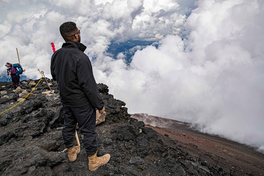George Washington Sailors Participate in Mt. Fuji MWR Tour
