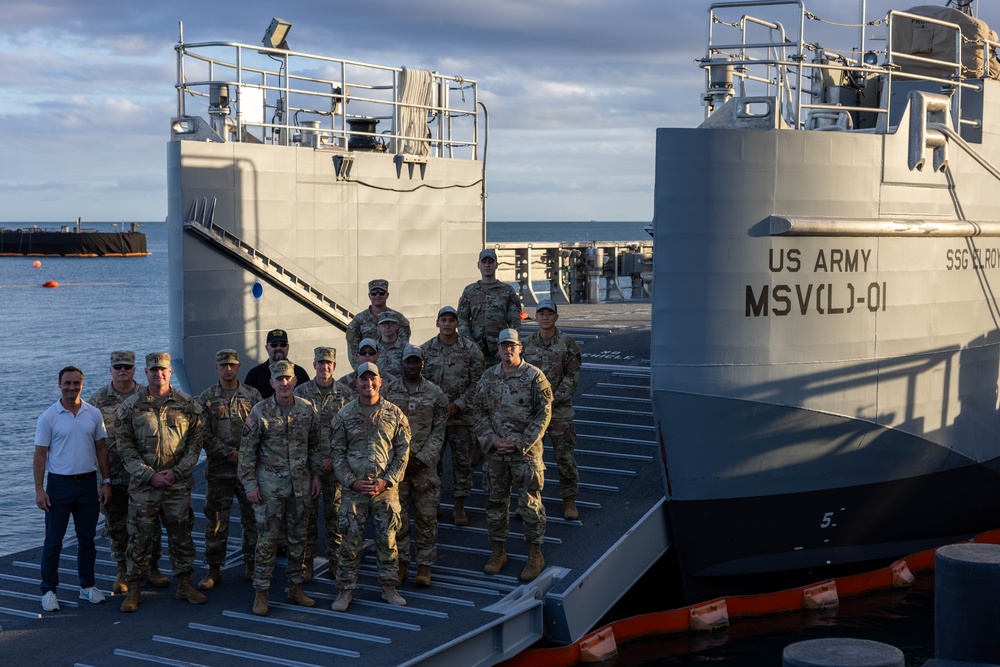 Lt. Gen. Gingrich visits the SSG Ellroy Wells